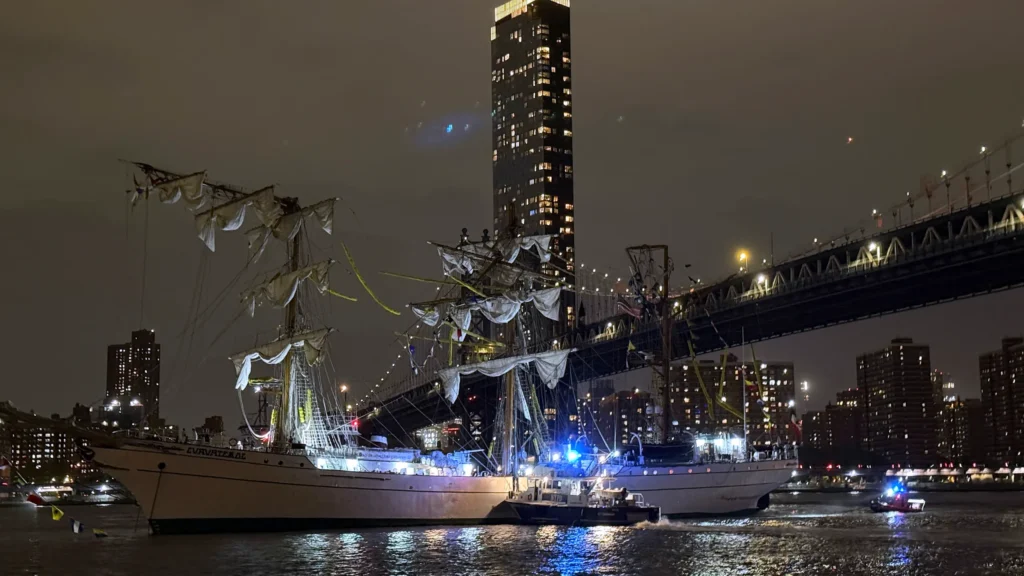 Fallecen dos tripulantes del buque mexicano Cuauhtémoc tras colisión con el puente de Brooklyn